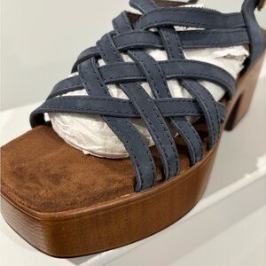 House of Harlow 1960 Navy and Brown Platform Sandals